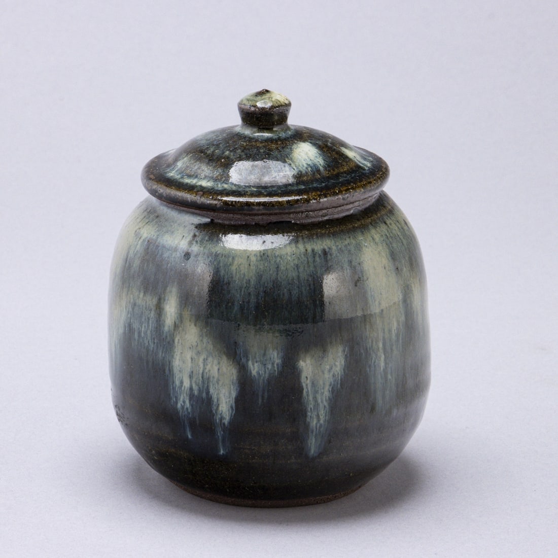 Dorothea Chabert: Lidded box - Dorothea Chabert Dorothea Chabert. Ceramic, dark brown body. Beige-green-blue glaze. Impressed mark on the underside. H. 14 cm, D. of opening: 6.5 cm. Work by Dorothea Chabert (1931