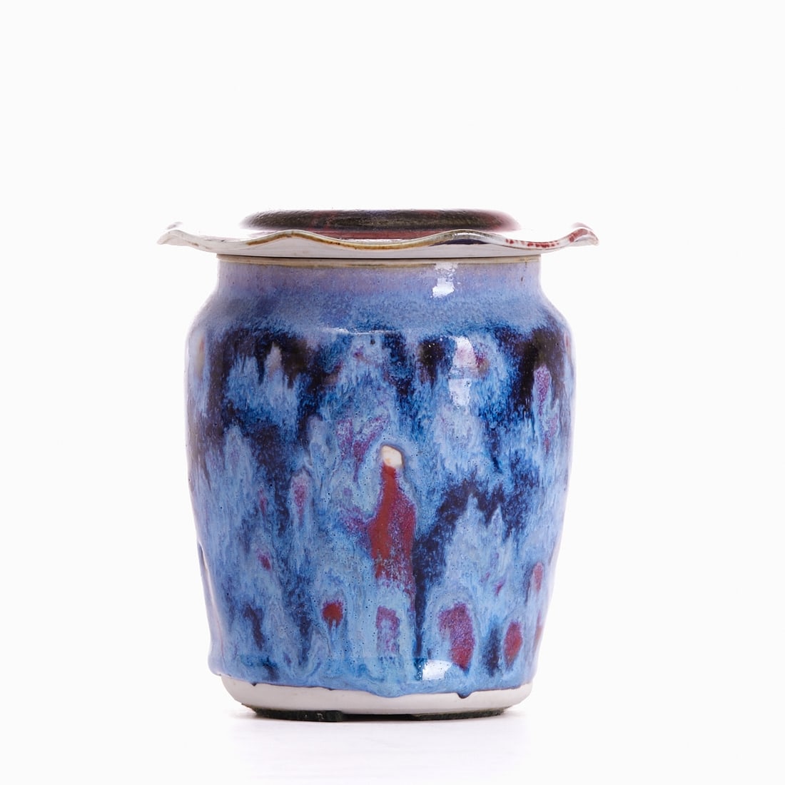 Lidded box - Flowing glaze. Johan Alexander (Han) Boerrigter, Nijmegen / Netherlands.: Lidded box - Flowing glaze Johan Alexander (Han) Boerrigter, Nijmegen / Netherlands. Porcelain, white, glazed inside. Red-light blue-dark blue flowing glaze on the outside. Signed on the unglazed base