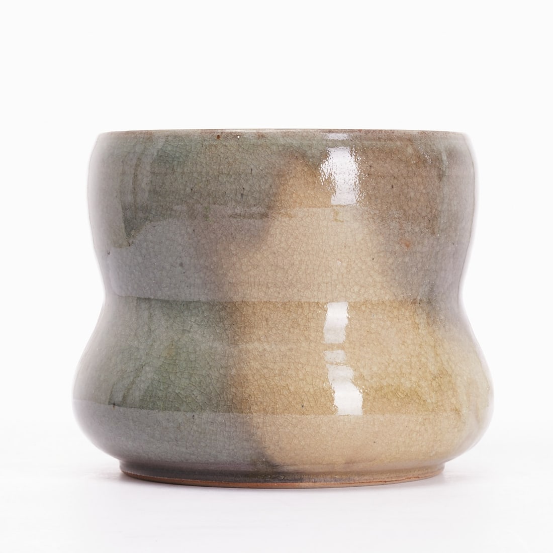 Vase. Frau von Essen.: Vase Frau von Essen. Ceramic, light clay body. Beige-green reduction glaze, craquelure. Pressed mark on the partly unglazed base. H. 19.5 cm, D. 21 cm.