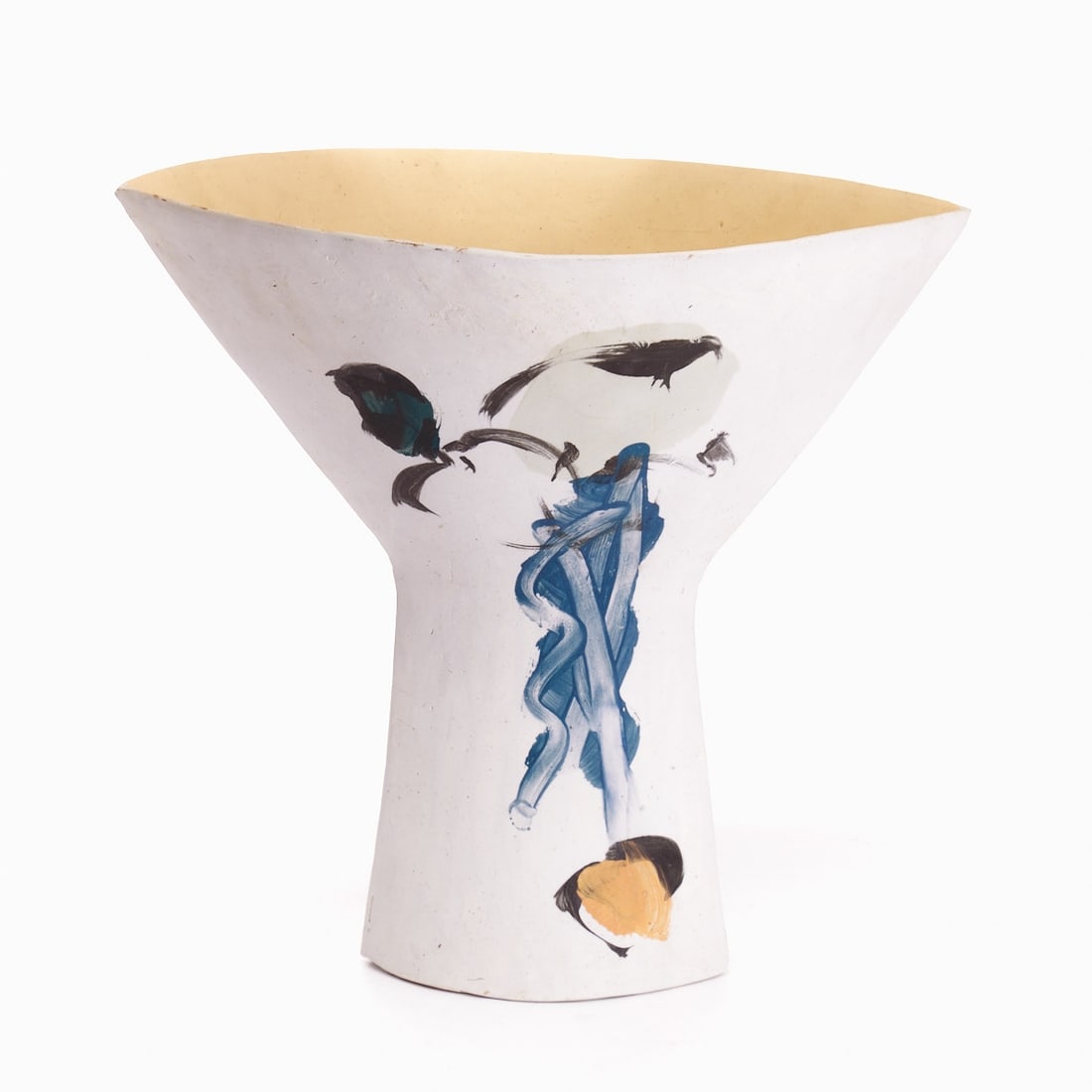 Large vessel. Bernd Fischer, Bremen around 2000.: Large vessel Bernd Fischer, Bremen around 2000. Ceramics, light body. Bowl painted yellow inside. Polychrome painted wall. Signed in black in the hollow base: B. Fischer. H. 40 cm, W. of the bowl: 41