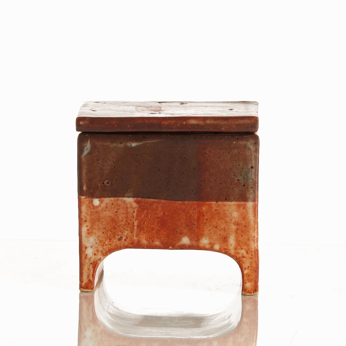Lidded box - Studio ceramics. Uwe Krause.: Lidded box - Studio ceramics Uwe Krause. Ceramics, beige speckled body. Glazed in red-brown-grey. Monogram UK on the unglazed bottom. H. 10.5 cm, W. 10.5 cm, D. 10.5 cm. Uwe Kraus (born 1933 Hamburg)