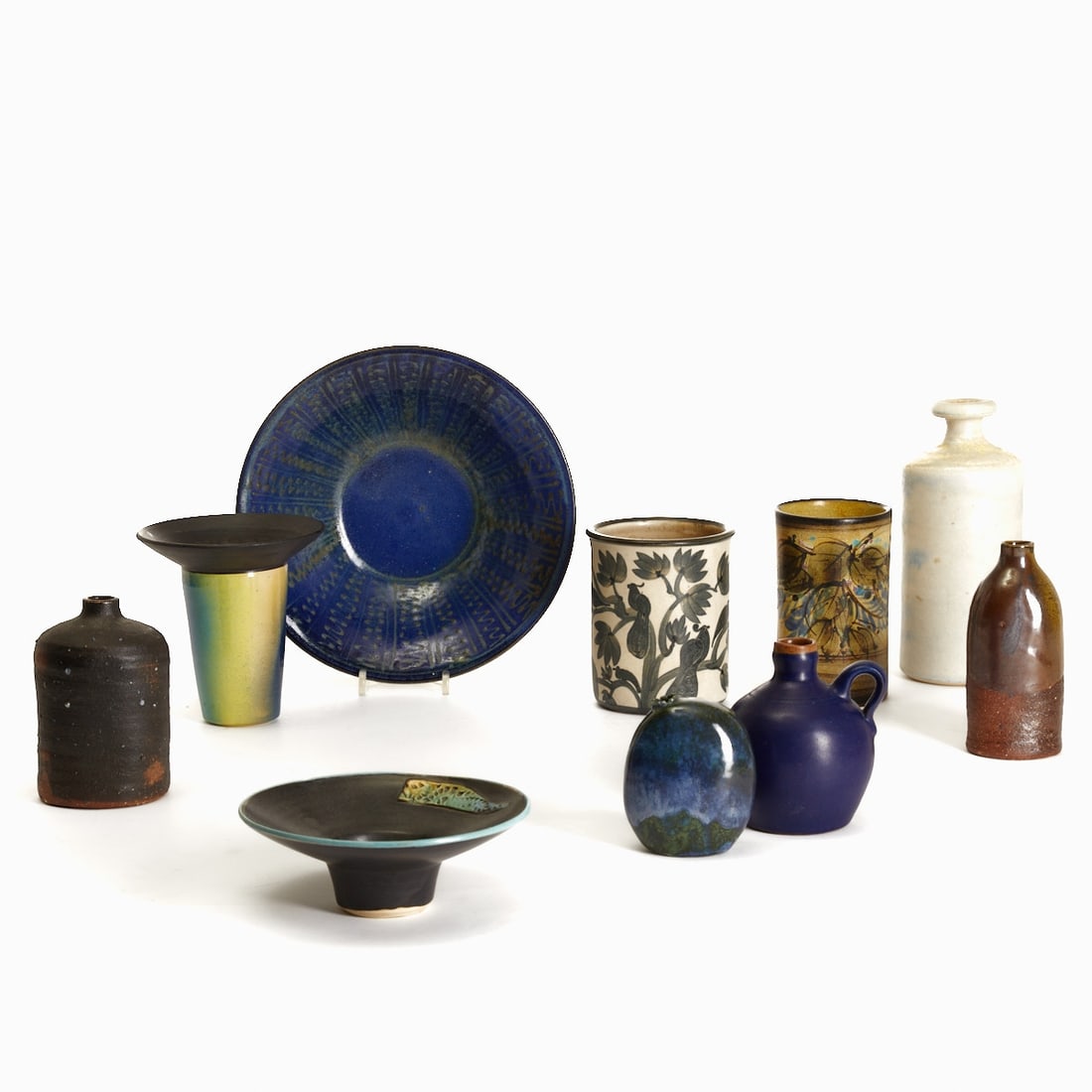 10 different vases and bowls: 10 different vases and bowls Vase: Ceramics, reddish shard, matte black glazed. Engraved on the unglazed base: MU MM99. H. 13 cm -- Vase with flared rim: Ceramics, light shard. Blue-yellow glazed. Fla