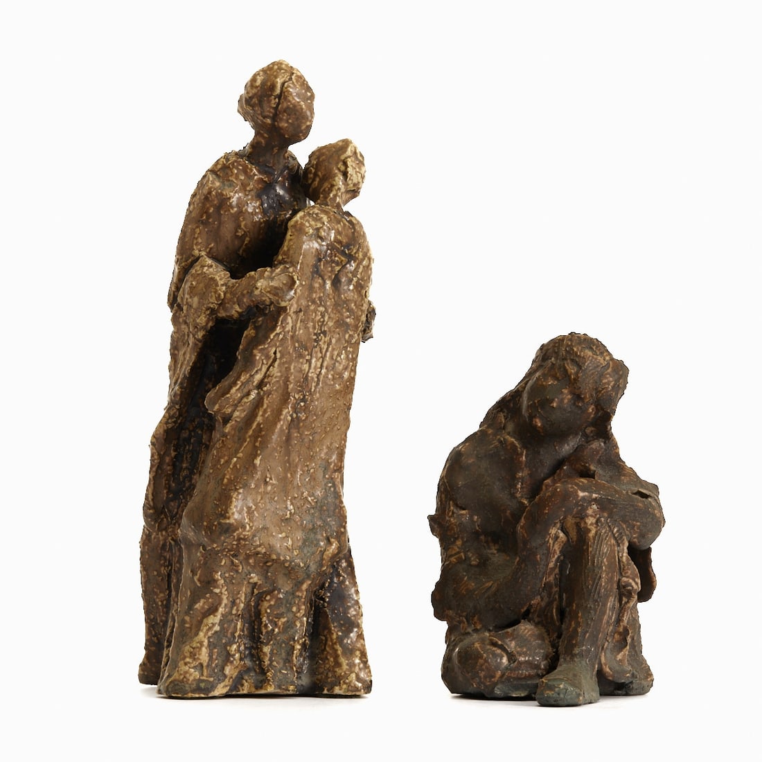 2 different figures - Studio ceramics. G??nter Roth, Gl??cksburg.: 2 different figures - Studio ceramics G??nter Roth, Gl??cksburg. Standing couple: Stoneware, light shard, beige-brown glazed. Signed on the body: R. H. 30.5 cm. -- Seated youth: Stoneware, dark
