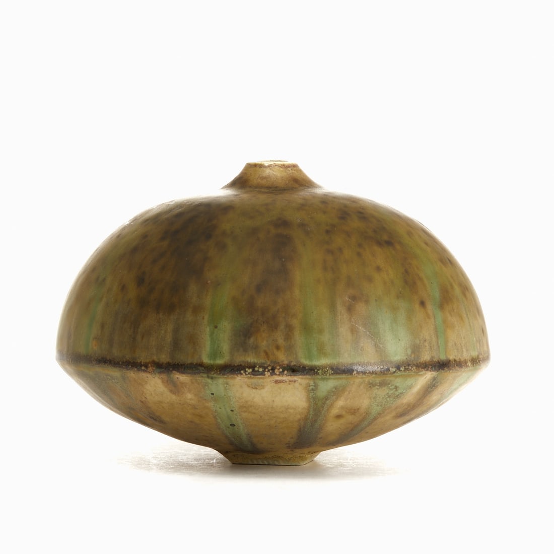 Narrow-necked vase - Otto Meier. Otto Meier, Worpswede approx. 1985.: Narrow-necked vase - Otto Meier Otto Meier, Worpswede approx. 1985. Ceramics, light shard. Beige glaze, green-brown running glaze. Impressed workshop mark under the base: OM (alloyed). H. 12 cm, D.