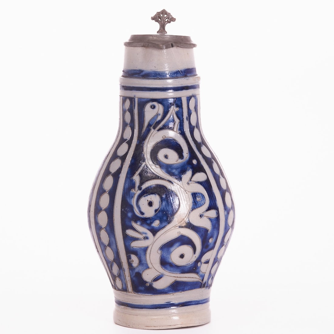 Large pear-shaped jug - floral tendril. Early 19th century.: Large pear-shaped jug - floral tendril Westerwald early 19th century. Gray, salt-glazed stoneware with incised decoration, cobalt blue painting. Pewter mount with thumb rest and pewter lid. Pewter unm