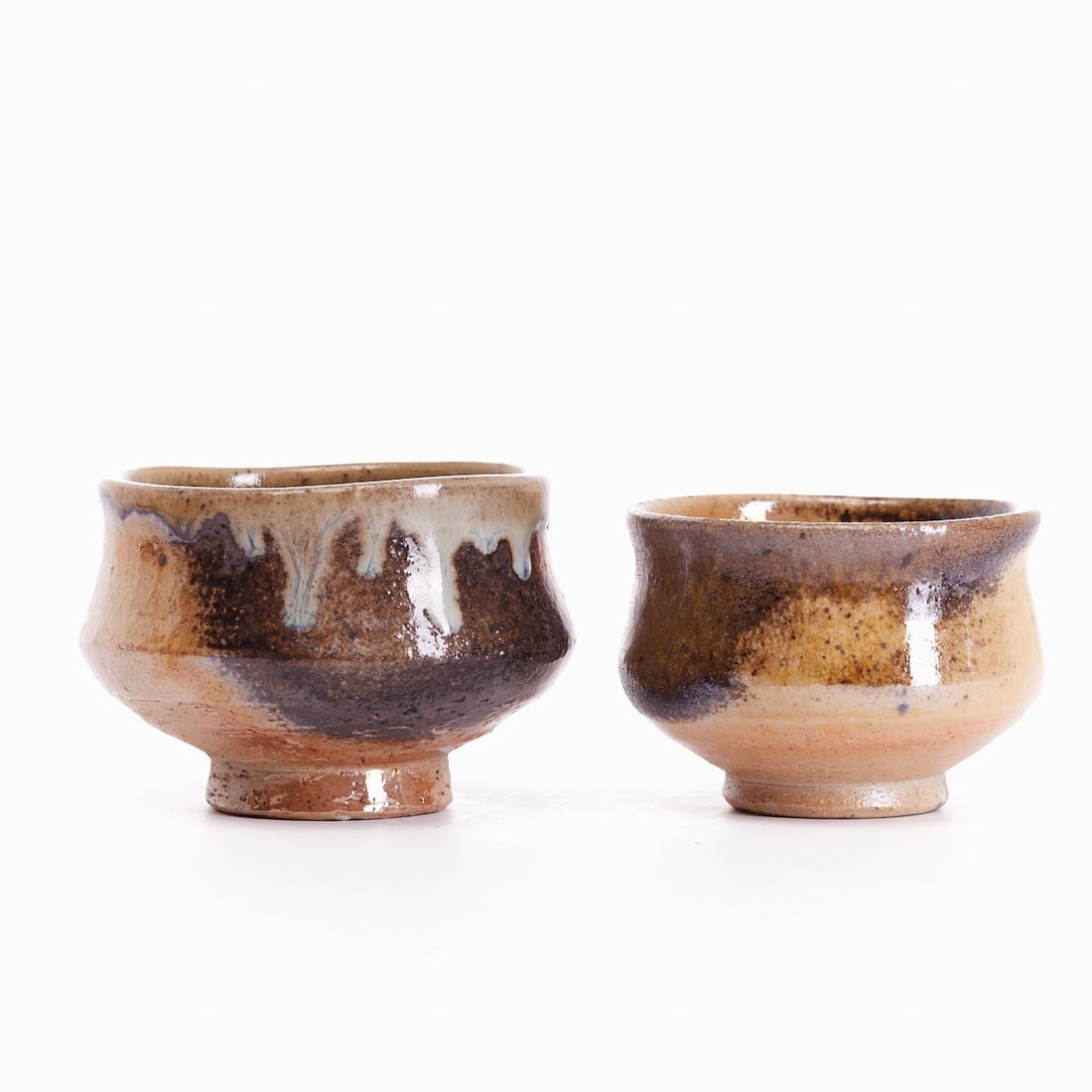 2 different bowls. Frau von Essen.: 2 different bowls Frau von Essen. Stoneware, salt-glazed. Both with an incised mark on the body. H. 6.5 cm, D. 9 cm and H. 6 cm, D. 8 cm.