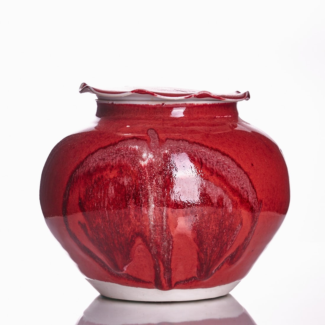 Lidded box - Flow glaze. Johan Alexander (Han) Boerrigter, Nijmegen / Netherlands 1994.: Lidded box - Flow glaze Johan Alexander (Han) Boerrigter, Nijmegen / Netherlands 1994. Porcelain, white, celadon-glazed inside. Red flow glaze on the outside. Signed on the unglazed foot: Boerrigter