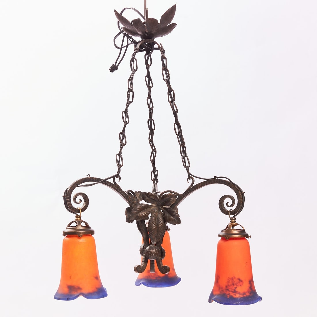 3-light ceiling lamp: 3-light ceiling lamp 3 lampshades: Blue-violet and orange glass overlaid with colorless glass. H. 14 cm. Metal frame with chestnut leaves and fruits, with 3 French sockets, electrified (function not