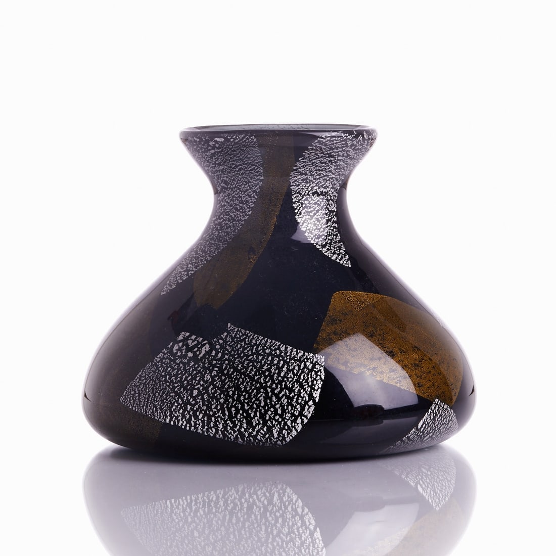 Vase - Silvano Signoretto, Murano.: Vase Silvano Signoretto, Murano. Smoked glass, with gold foil and silver foil, overlaid with colorless glass. Ground pontil mark. Marked on the base: Silvano Signoretto. H. 16 cm, D. up to 19.5 cm.