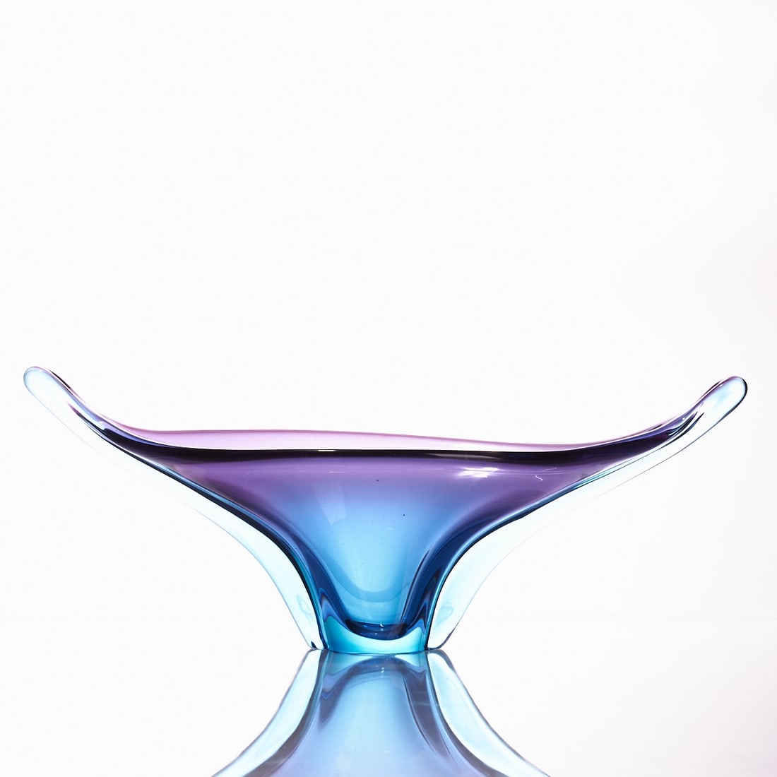 Bowl. Murano.: Bowl Murano. Violet glass encased with blue glass. Two drawn points. Unmarked. H. 15.5 cm, W. 41 cm, D. up to 12.5 cm. - Condition: Base with slight signs of wear - two minimal chips on the foot rim.