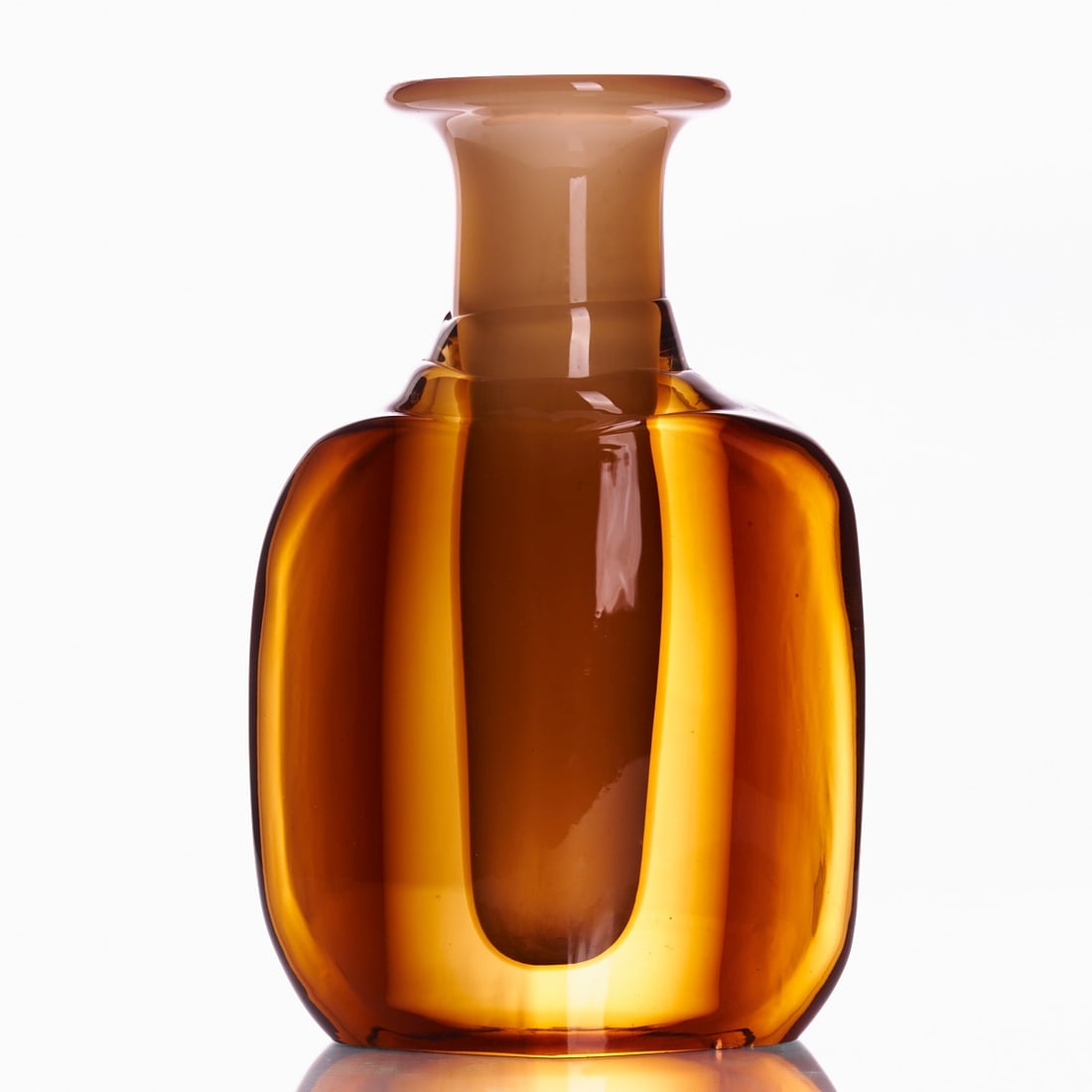 Flat vase. Murano.: Flat vase Murano. Opaque white glass encased with brown glass. Unmarked. H. 26 cm, W. 16 cm. - Condition: Base with signs of wear - chips on the foot rim.