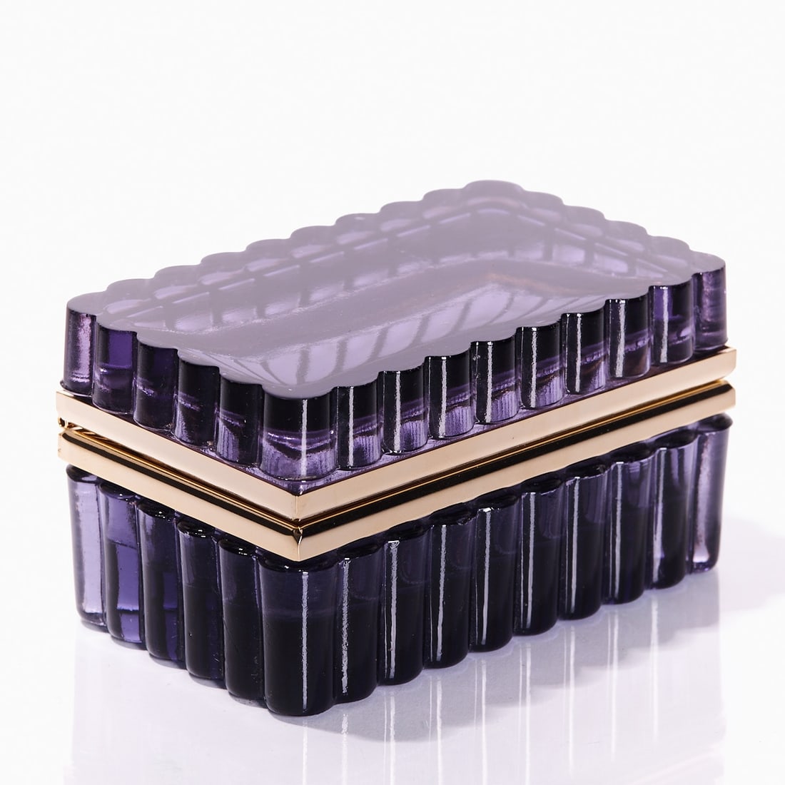 Rectangular lidded box with wavy edge - Art D?©co. France, circa 1935-1940.: Rectangular lidded box with wavy edge - Art Déco France, circa 1935-1940. Thick-walled, violet glass with wavy edge, blown into shape. Brass mounting with hinge. H. 6 cm, 7 x 11.5 cm. - Conditi