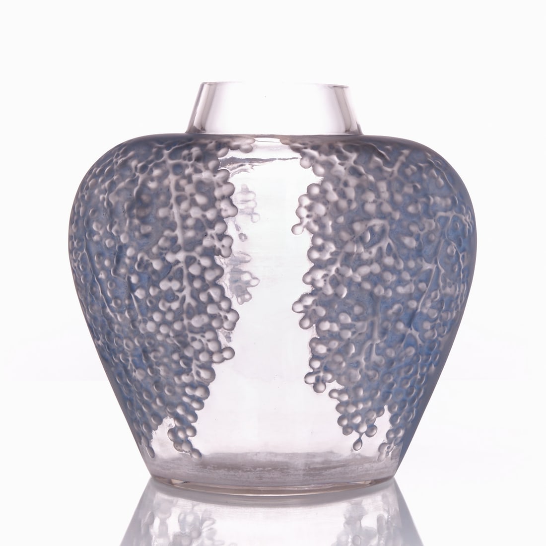 Oval vase - Grapes. Probably Lalique, Wingen-sur-Moder 1945-1977: Oval vase - Poivre (Pepper) Lalique, Wingen-sur-Moder. Colorless glass, molded, partly blue frosted. Unmarked. H. 24 cm, W. 24 cm. Design by Rene Lalique from 1921 (Model 901). - Condition: minimal ch