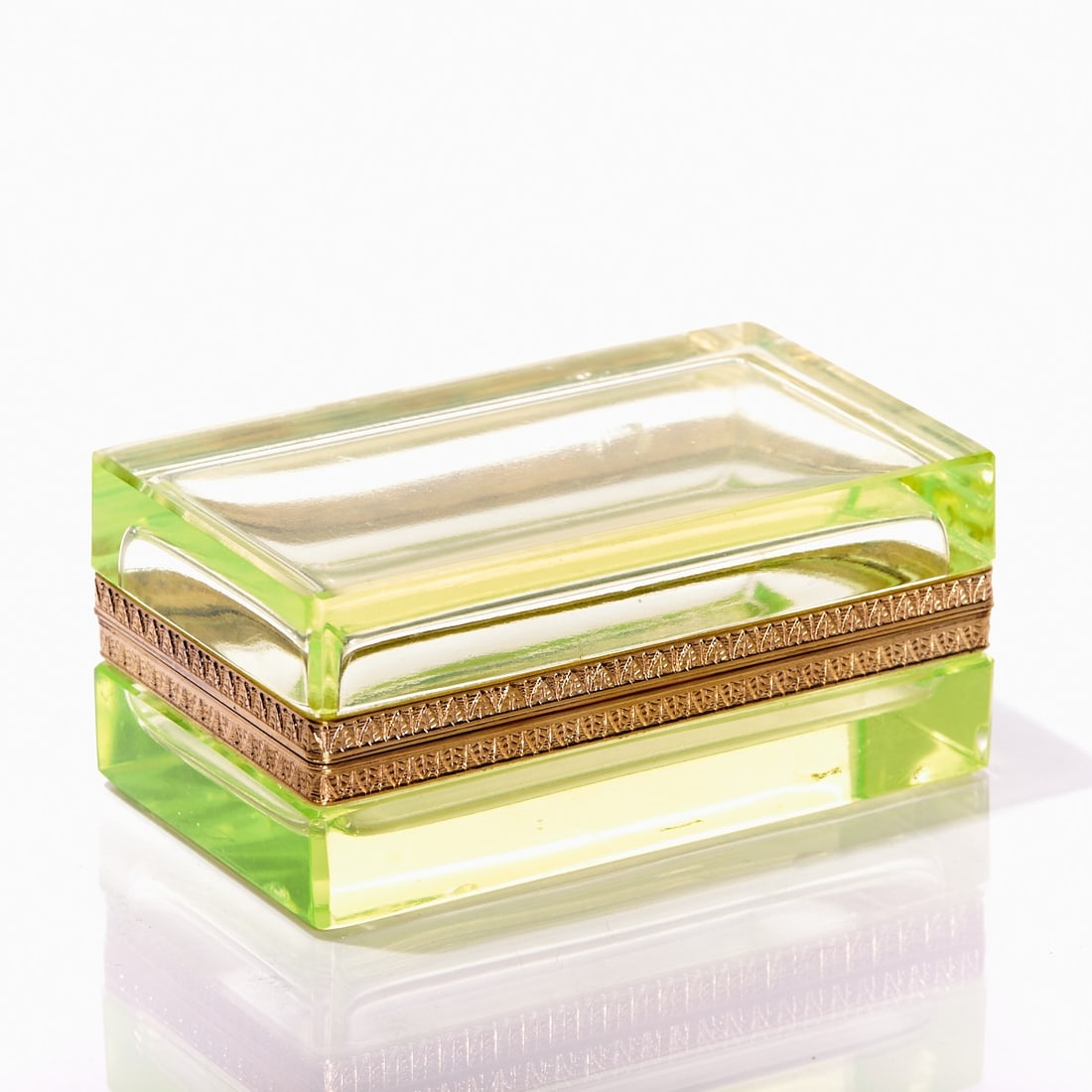 Rectangular lidded box - Uranium glass - Art D?©co.: Rectangular lidded box - Art Déco France, circa 1935-1940. Uranium glass: Thick-walled, green glass (apple green), cut and polished. Gilt brass mounting with hinge. Embossed mounting with acant