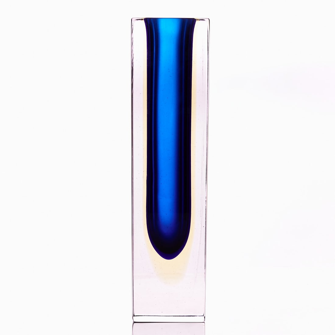 Vase - Sommerso. Murano.: Vase - Sommerso Murano. Colorless glass with yellow and blue underlay. Unmarked. H. 25.5 cm, base: 6.5 x 6.5 cm. - Condition: base with signs of wear - minimal chip on a vertical edge.