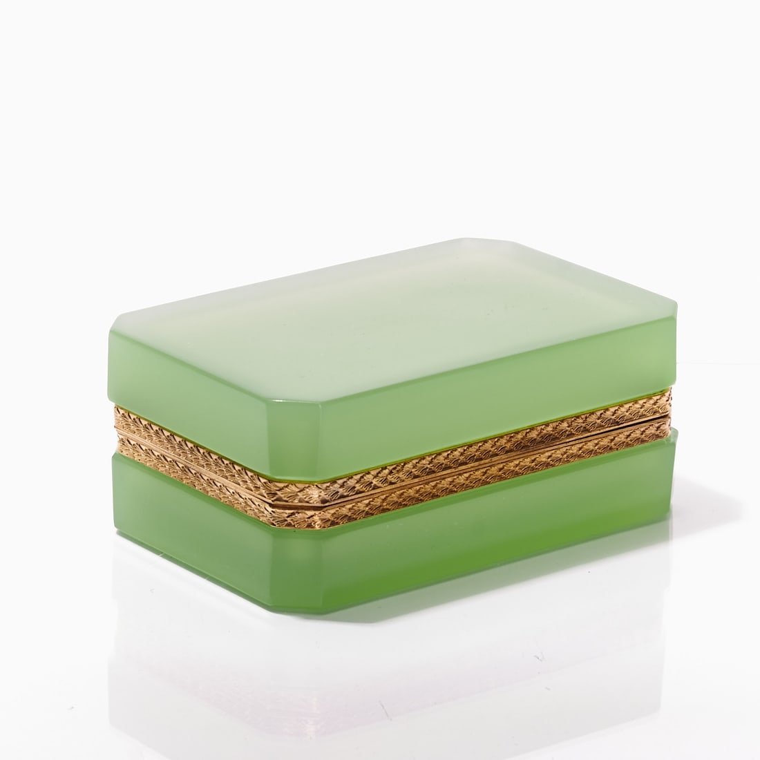 Octagonal lidded box - Art D?©co. France, circa 1935-1940.: Octagonal lidded box - Art Déco France, circa 1935-1940. Thick-walled, green opal glass, slightly translucent, cut and polished. Edges polished. Gilded, ornate brass mounting with hinge. H. 5.5