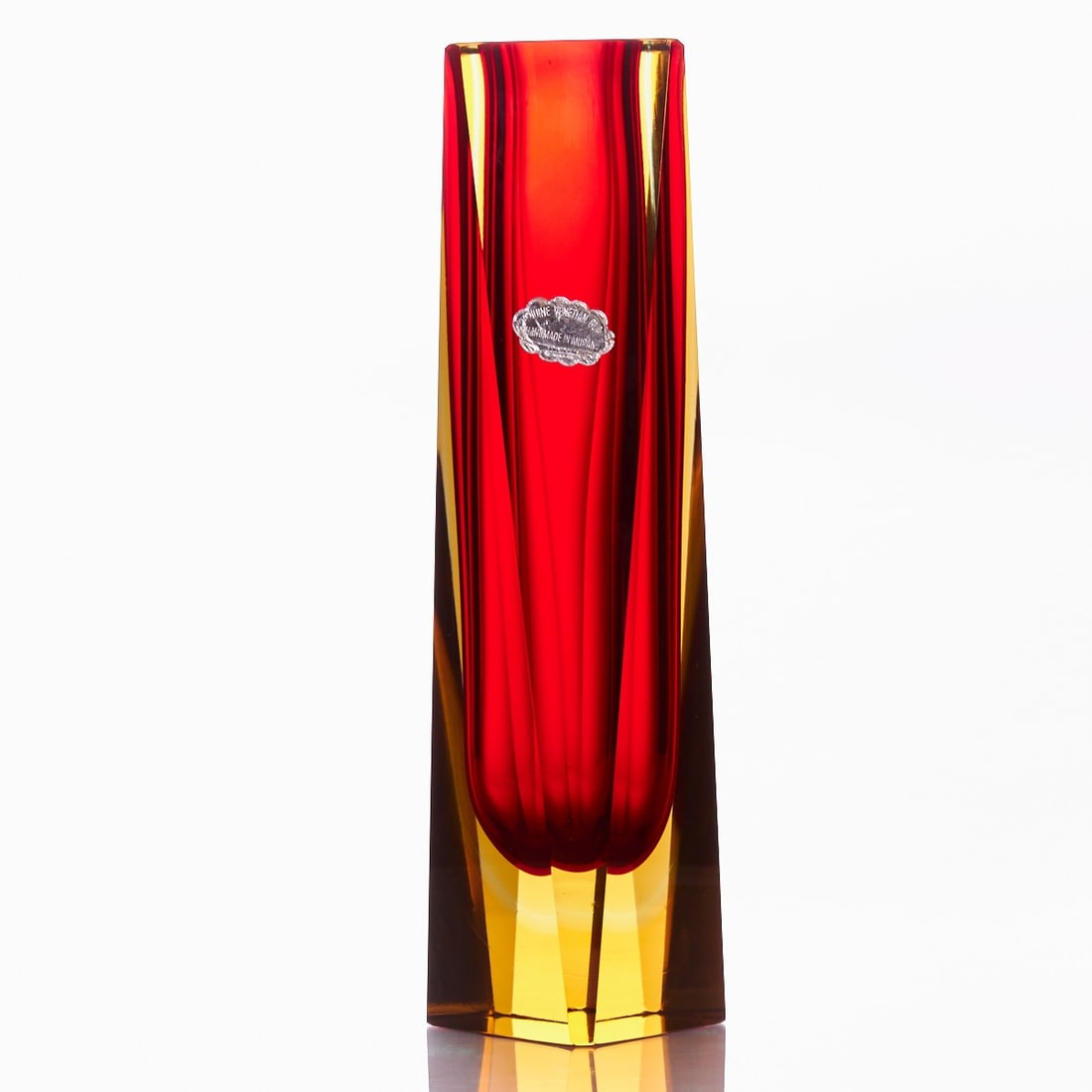 Block vase. Murano.: Block vase Murano. Amber-colored glass with blue and red inner casing. Edges polished. Paper label (slightly rubbed): GENUINE VENETIAN GLASS HANDMADE IN MURANO ITALY. H. 30 cm. - Condition: minimal ch