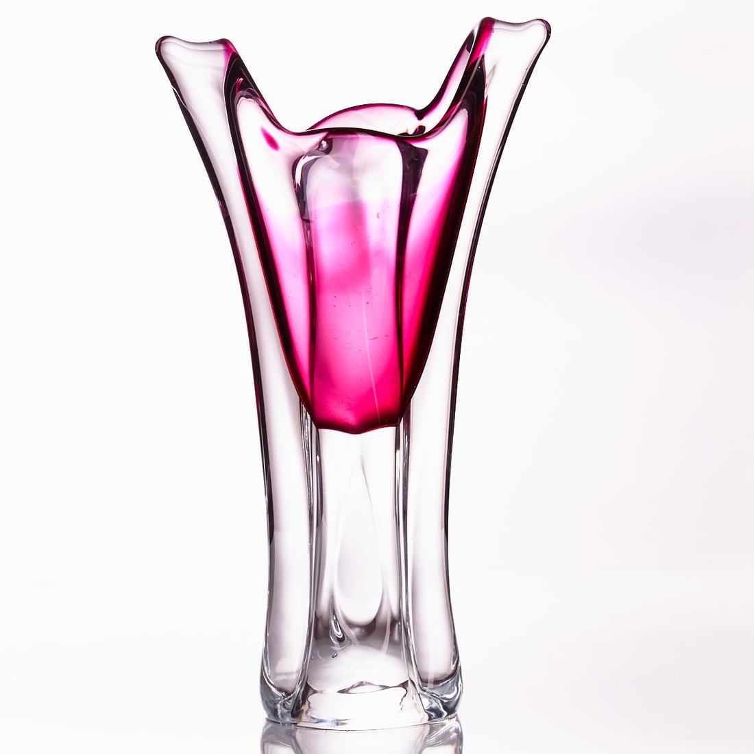 Vase - Sommerso. Murano.: Vase - Sommerso Murano. Red glass encased with colorless glass. Rim pressed in or pulled up. Unmarked. H. 30.5 cm. - Condition: Base with signs of wear - minimal chips on the base ring.