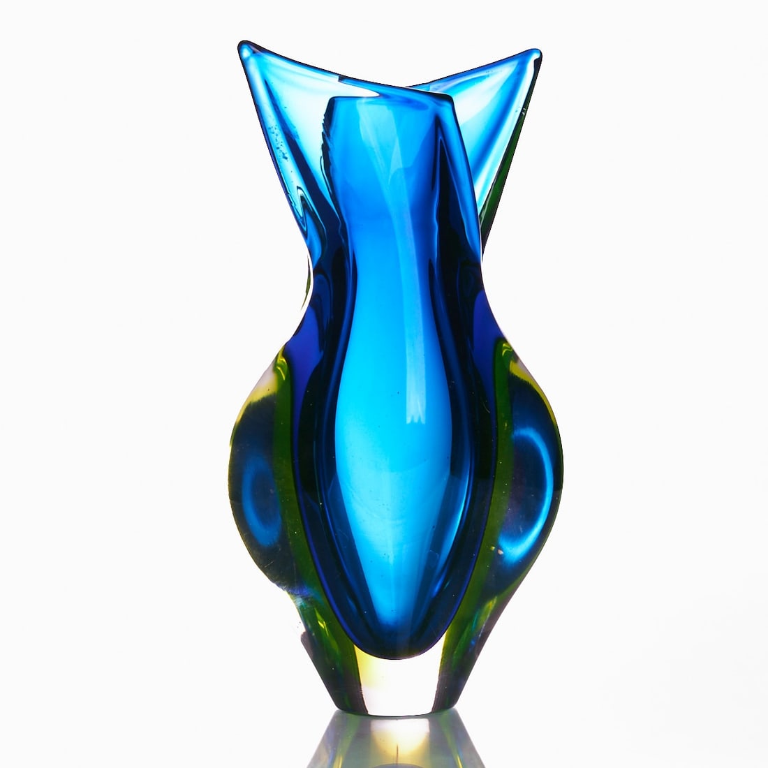 Vase with cut rim - Uranium glass. Murano.: Vase with cut rim - Uranium glass Murano. Blue glass, overlaid with yellow uranium glass (apple green), overlaid with colorless glass. Double-cut rim. Unmarked. H. 21.5 cm. - Condition: minimal chip o