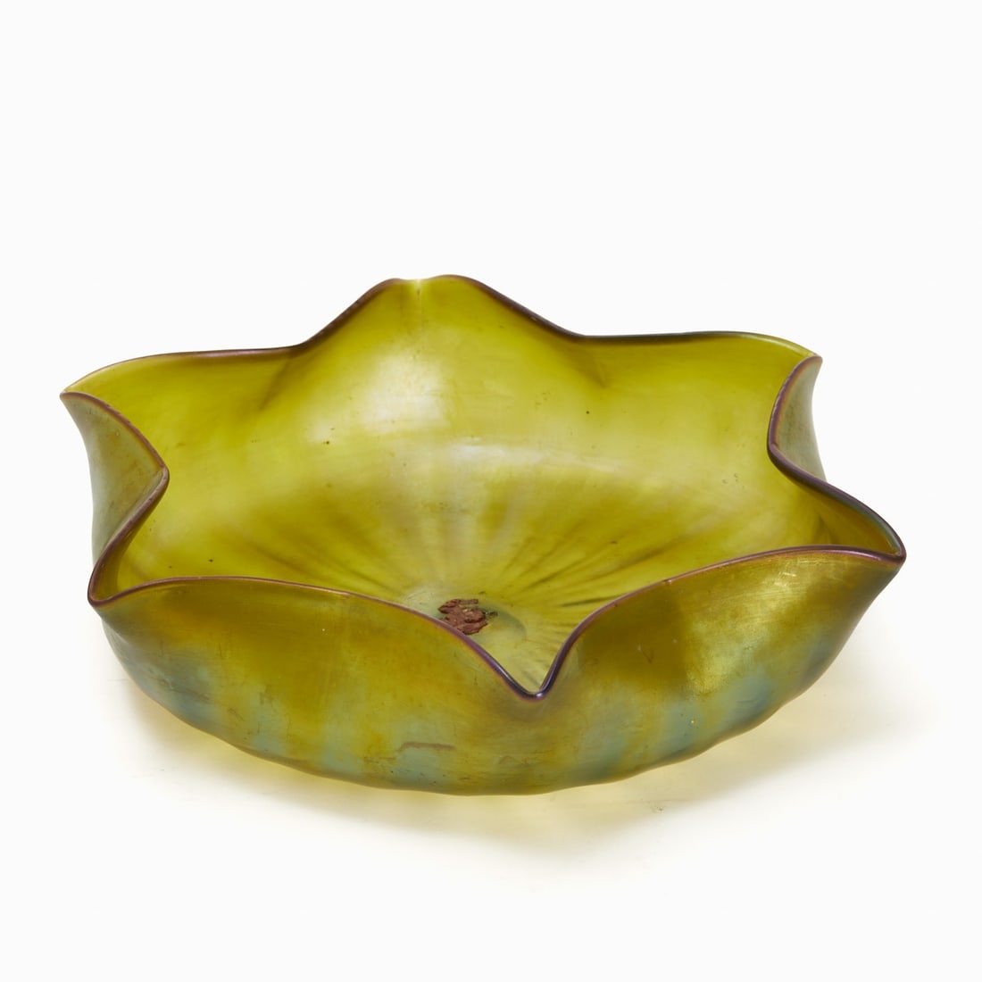 Star-shaped Art Nouveau bowl. Circa 1900.: Star-shaped Art Nouveau bowl Circa 1900. Green glass, iridescent surfaces. Violet rim. Ground pontil mark. H. 6 cm, D. 26.5 cm. - Condition: center of the bowl with red glue residues (top and bottom).