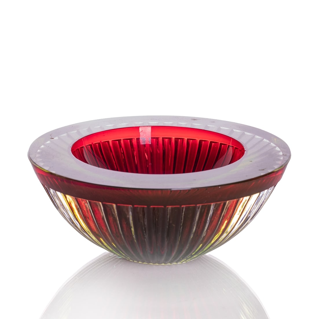 Bowl - Sommerso - Uranium glass. Murano.: Bowl - Sommerso Murano. Red glass, overlaid with light green uranium glass (apple green), overlaid with colorless glass. Outer wall repeatedly peeled. H. 5 cm, D. 13 cm. - Condition: one chip on the r
