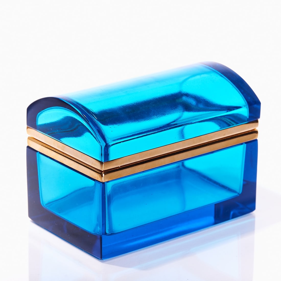 Tall rectangular box with round lid - Art Deco. France, circa 1935-1940.: Tall rectangular box with round lid - Art Deco France, circa 1935-1940. Thick-walled, blue glass, cut and polished. Gilded brass mounting with hinge. H. 10 cm, 8.5 x 13.5 cm.