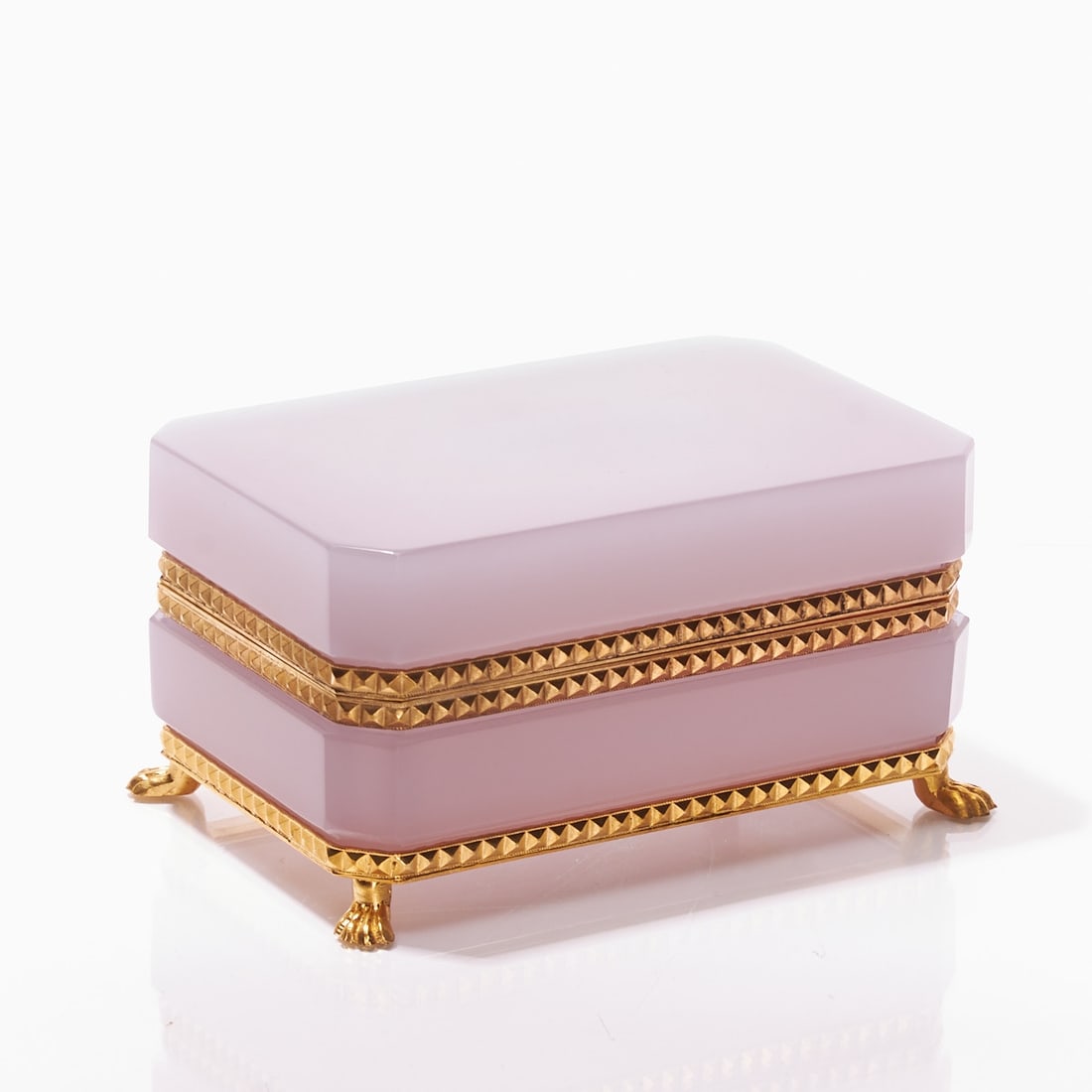 Octagonal covered box on mounting with lion's feet - Art Deco. France, circa 1935-1940.: Octagonal covered box on mounting with lion's feet - Art Deco France, circa 1935-1940. Thick-walled, Alexandrite glass / rare earth oxides Neodymium (taupe / violet), slightly translucent, cut and pol