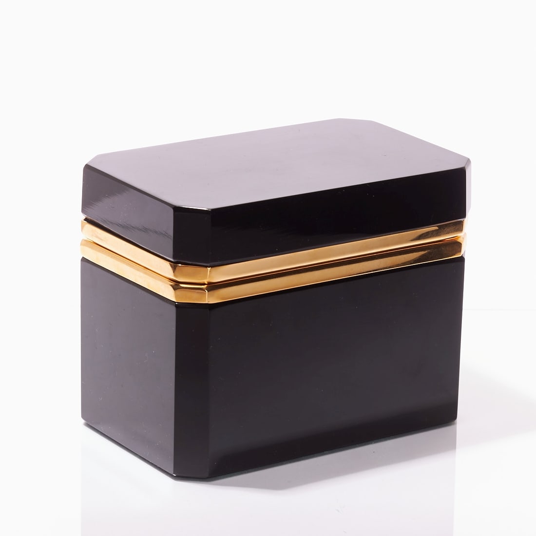 Tall octagonal covered box - Art D?©co. France, circa 1935-1940.: Tall octagonal covered box - Art Déco France, circa 1935-1940. Thick-walled, black glass, cut and polished. Edges cut. Gilded brass mounting with hinge. H. 10 cm, 8.5 x 13.5 cm. - Condition: on