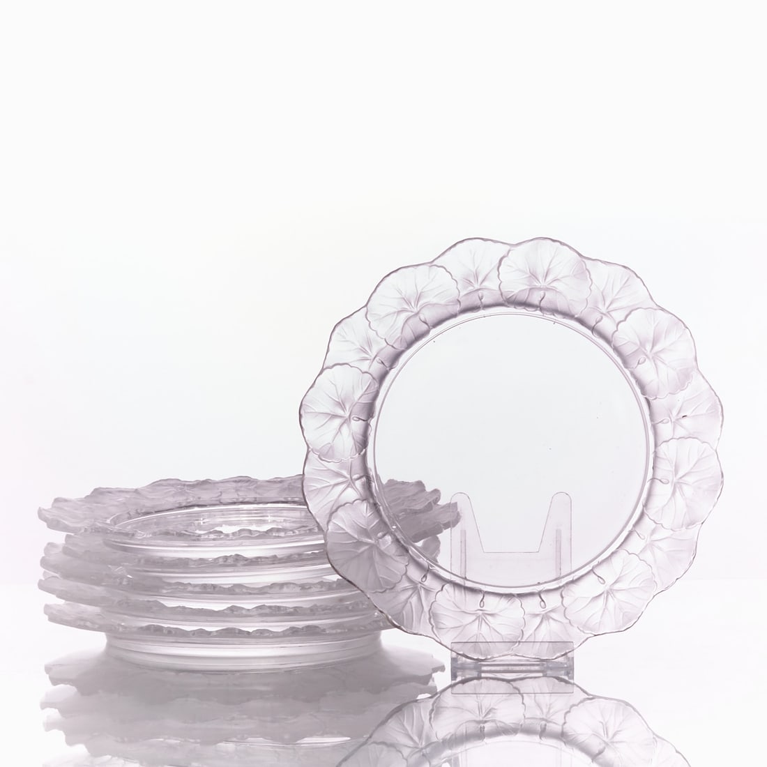 6 Honfleur plates. Lalique, Wingen-sur-Moder 1945-1977.: 6 Honfleur plates Lalique, Wingen-sur-Moder 1945-1977. Colorless glass, molded, partly frosted. Marked under the base: Lalique France. H. 2 cm, D. 21 cm. - Condition: one plate with a minimal chip on