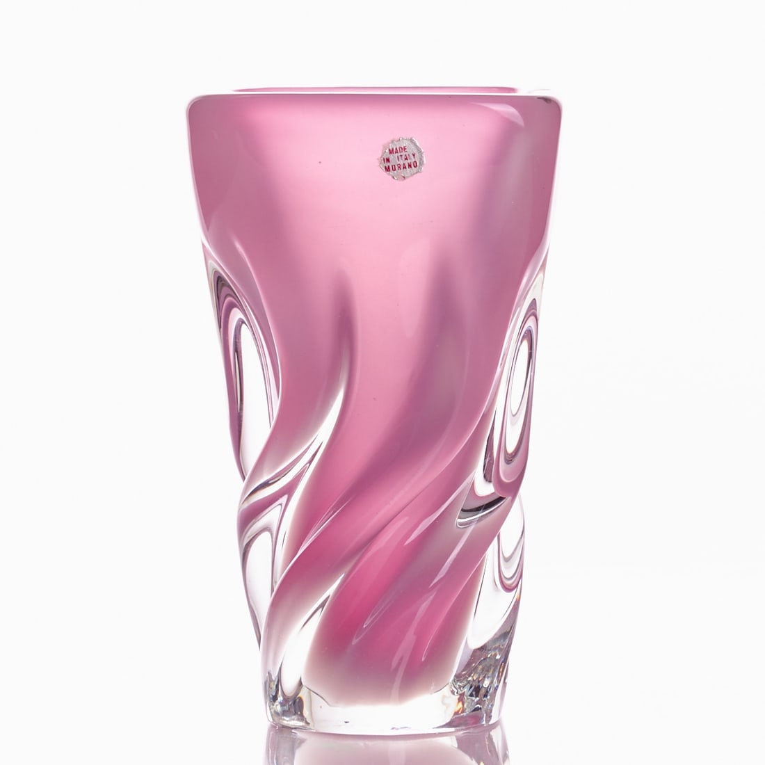 Vase with trails. Murano.: Vase with trails Murano. Colorless glass with opaque pink overlay. Body with twisted trails. Unmarked. Paper sticker (incomplete): MADE IN ITALY MURANO. H. 17.5 cm. - Condition: isolated minimal chips