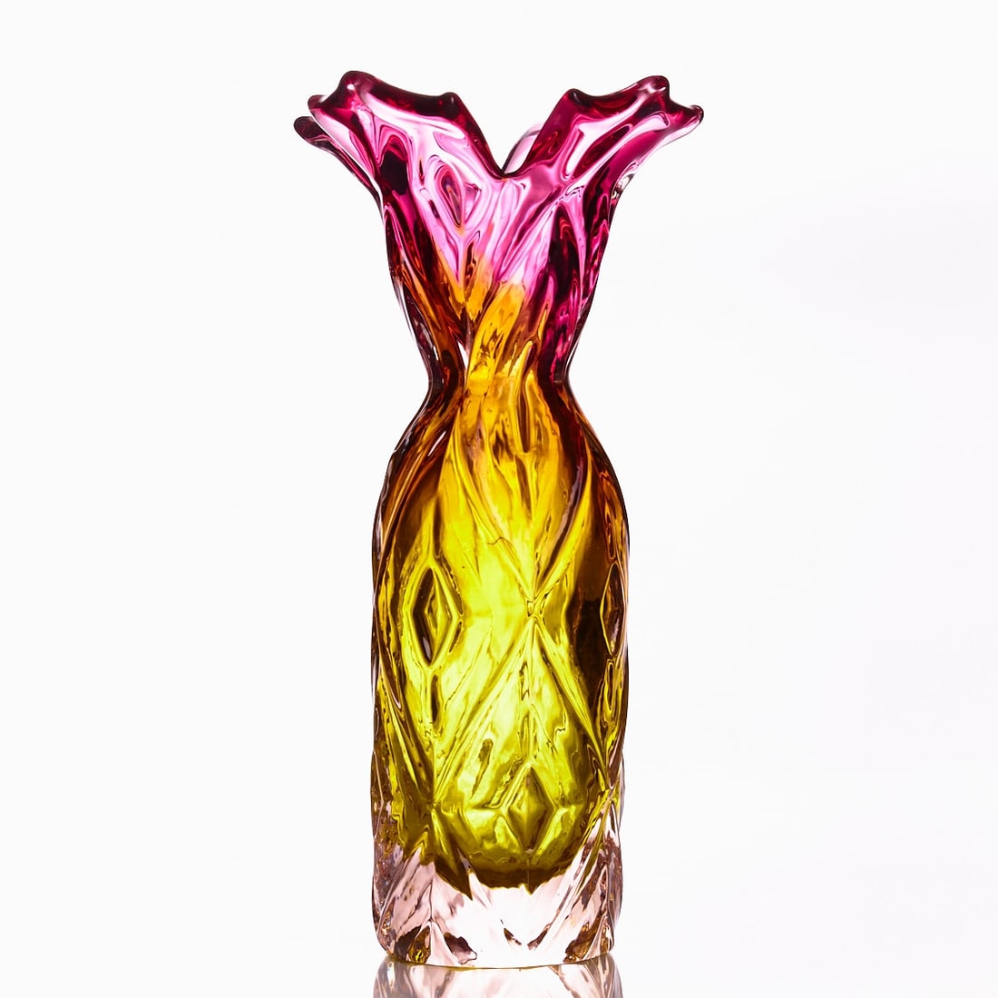 Vase with four-fold incised rim. Murano.: Vase with four-fold incised rim Murano. Colorless glass with yellow, orange, and red fusions. Body with diamond pattern. Unmarked. H. 25.5 cm. - Condition: Base surface with signs of wear.