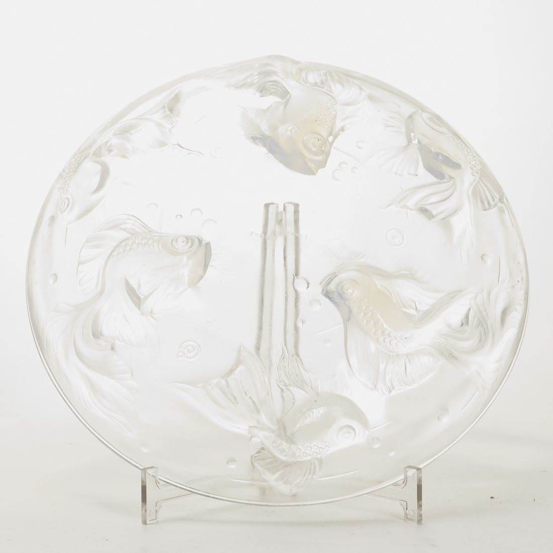 Bowl - Veiltail. Marius Ernest Sabino, Noisy-le-Sec near Paris, circa 1950.: Bowl - Veiltail Marius Ernest Sabino, Noisy-le-Sec near Paris, circa 1950. Slightly bluish glass, pressed, opaline surface. Marked in the center: SABINO PARIS (relief). H. 6 cm, D. 29.5 cm. - Lit.: no