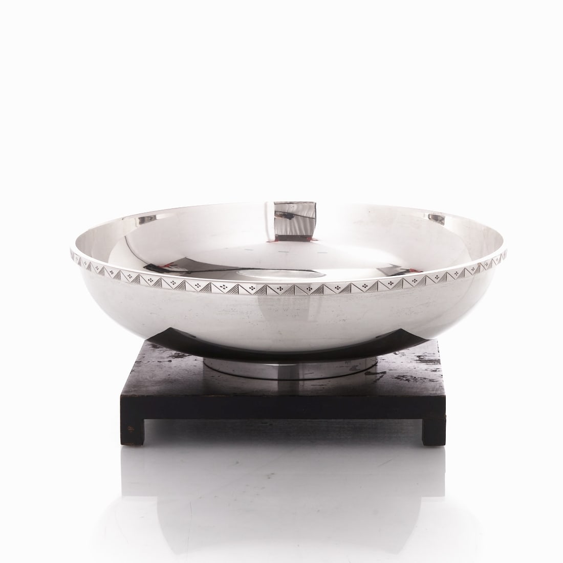 Art Deco fruit bowl: Art Deco fruit bowl David Andersen/Oslo/Norway, circa 1940. 830 silver. Hallmarks: Maker's mark, 830, Model No. 6544A. H. 7 cm. D. 27 cm. Weight: 683 g. With original wooden base.