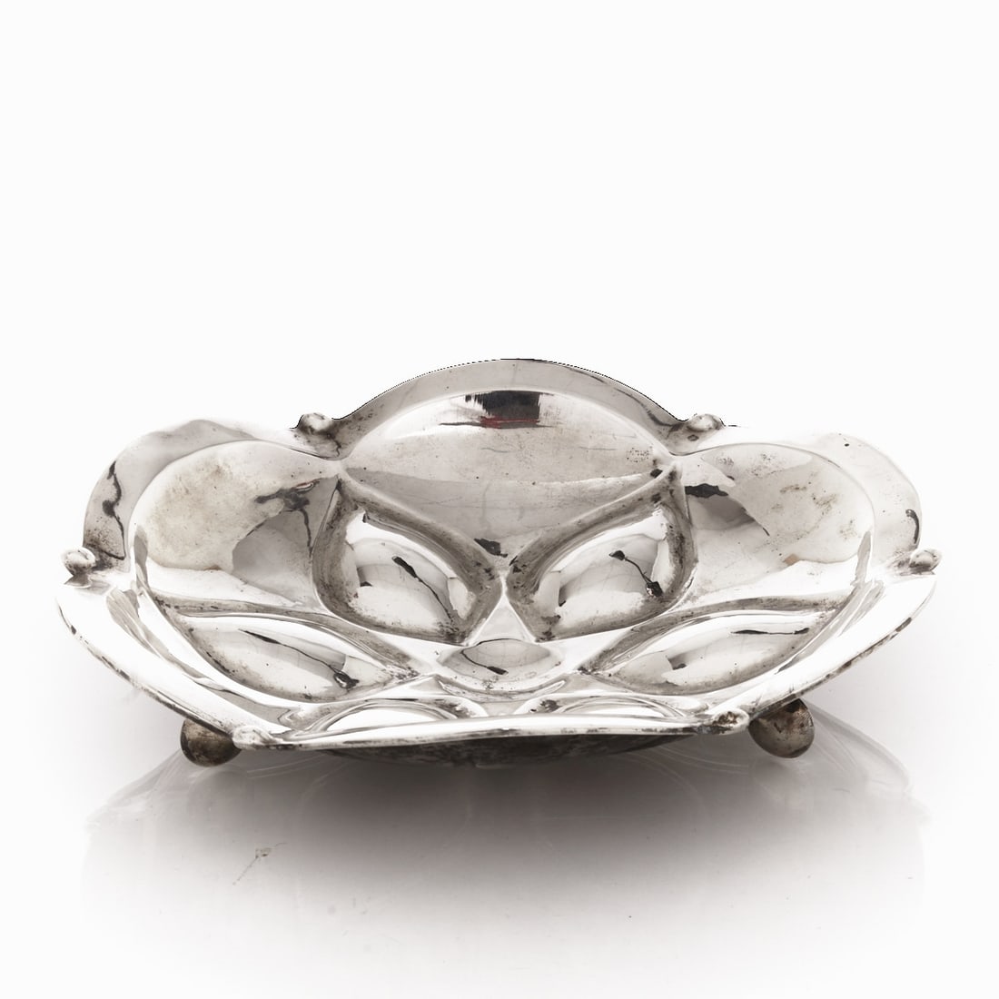 Rare Art Nouveau Fruit Bowl: Rare Art Nouveau fruit bowl Vienna/Austria, circa 1900. 800 silver. Hallmarks: maker's mark, Diana's head. D. 26.5 cm. Weight: 370 g.