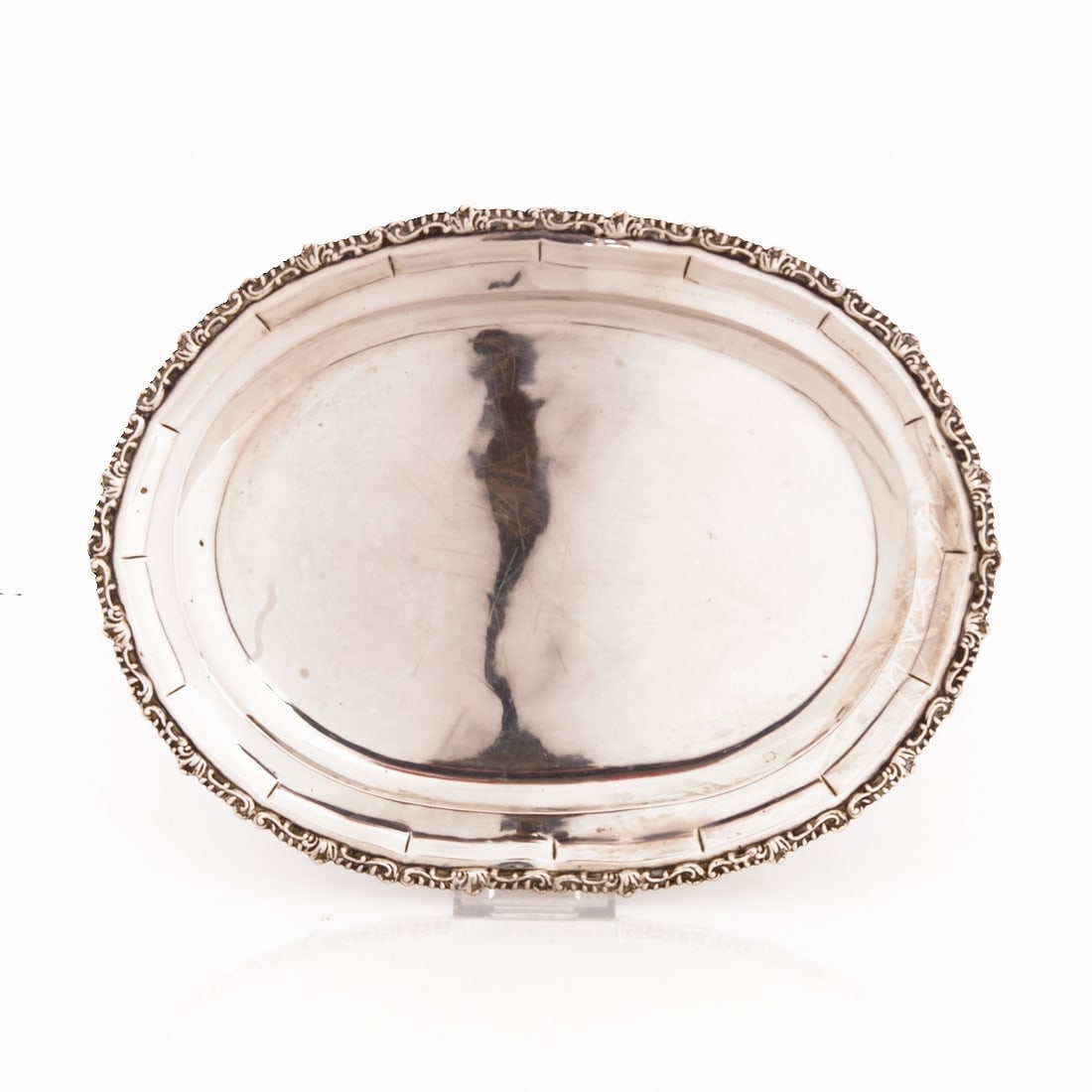 Tray: Tray Vienna/Austria, circa 1900. 800 silver. Hallmarks: maker's mark, Diana's head. 1.5 x 33.5 x 25.5 cm. Weight: 584 g.