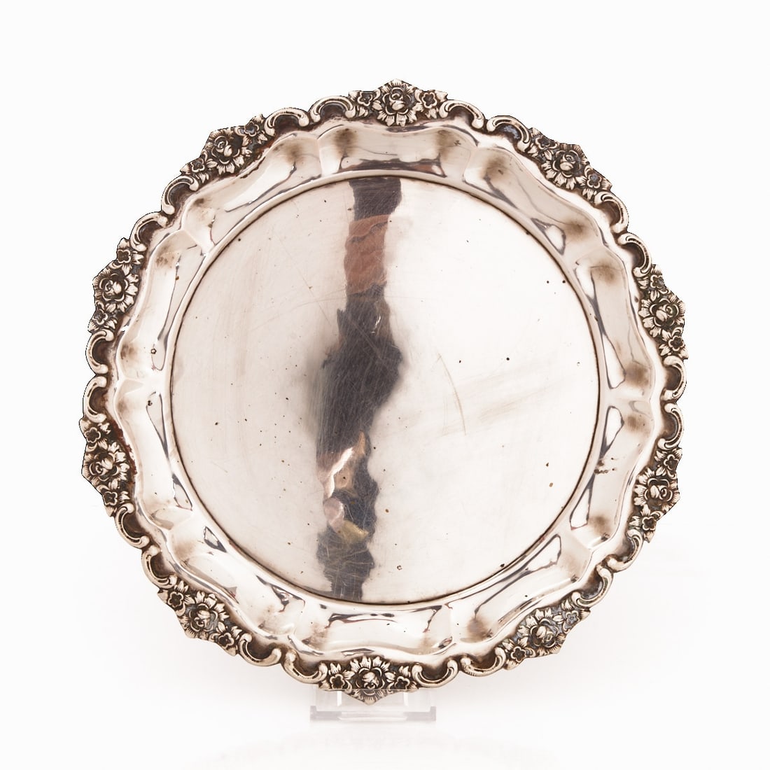 Plate with Floral Decor: Plate with floral decor Pest/Austria/Hungary, circa 1900. 800 silver. Hallmarks: maker's mark, Diana's head. D. 30 cm. Weight: 580 g.