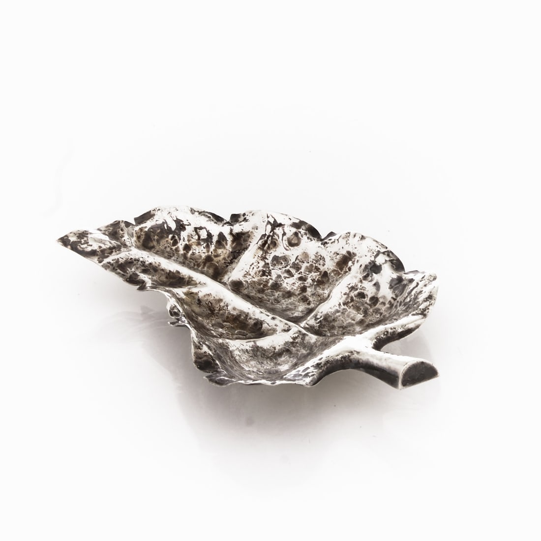 Leaf bowl: Leaf bowl Austria, circa 1900. 800 silver. Hallmarks: maker's mark, Diana's head. 2 x 14 x 9 cm. Weight: 50 g.