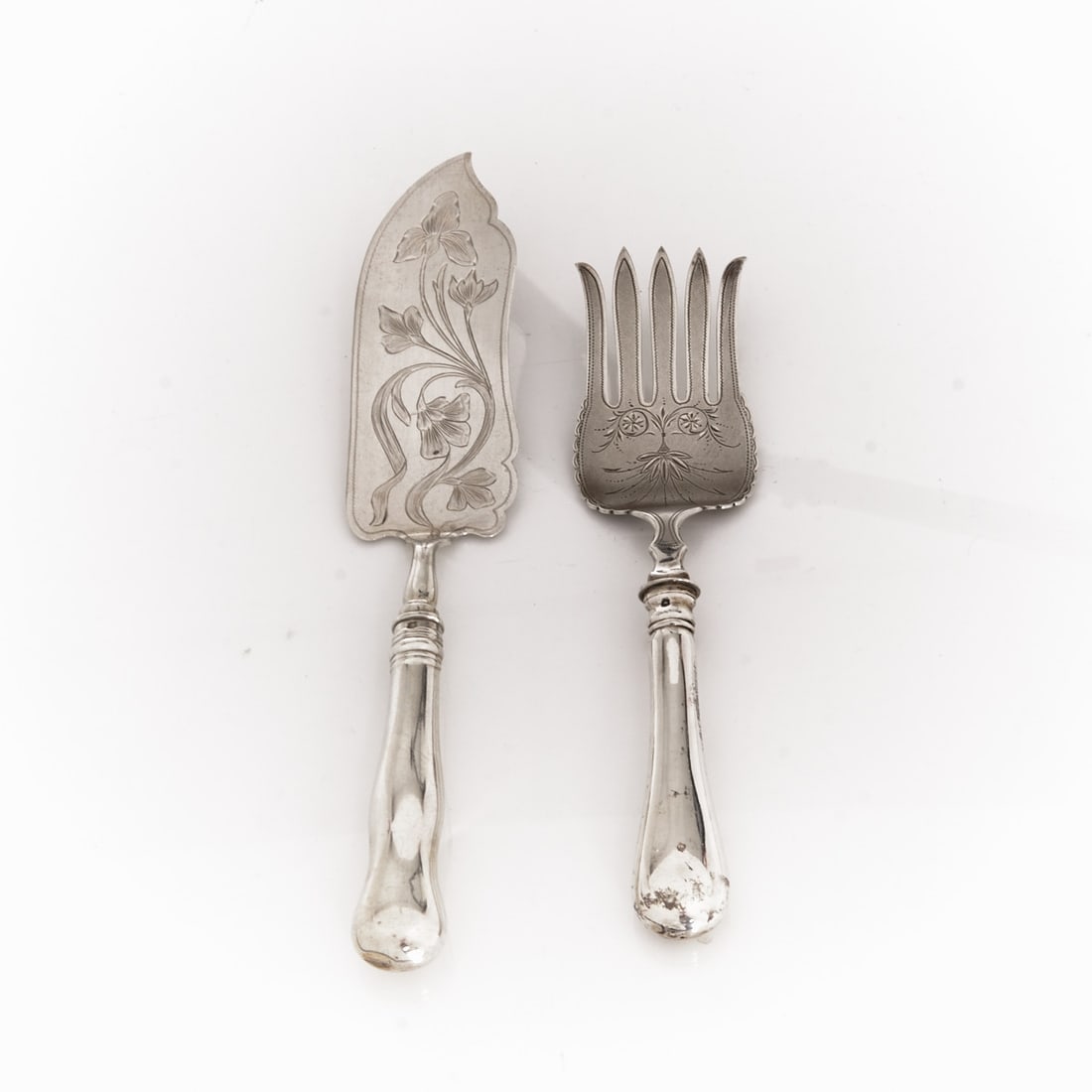 Art Deco Cutlery: 2-piece fish serving cutlery Austria, circa 1900. 800 silver. Hallmarks: maker's mark, Diana's head. L. 25 or 28 cm. Weight: 260 g.