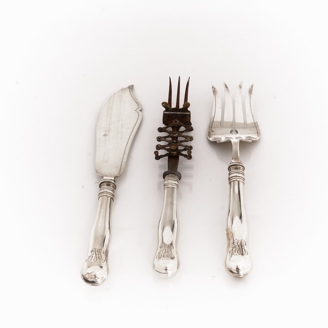 2-piece fish serving cutlery and 1 carving fork: 2-piece fish serving cutlery and 1 carving fork Austria, circa 1900. 800 silver. Hallmarks: maker's mark, Diana's head. L. 24.5 or 29.5 cm. Weight: 220 g.