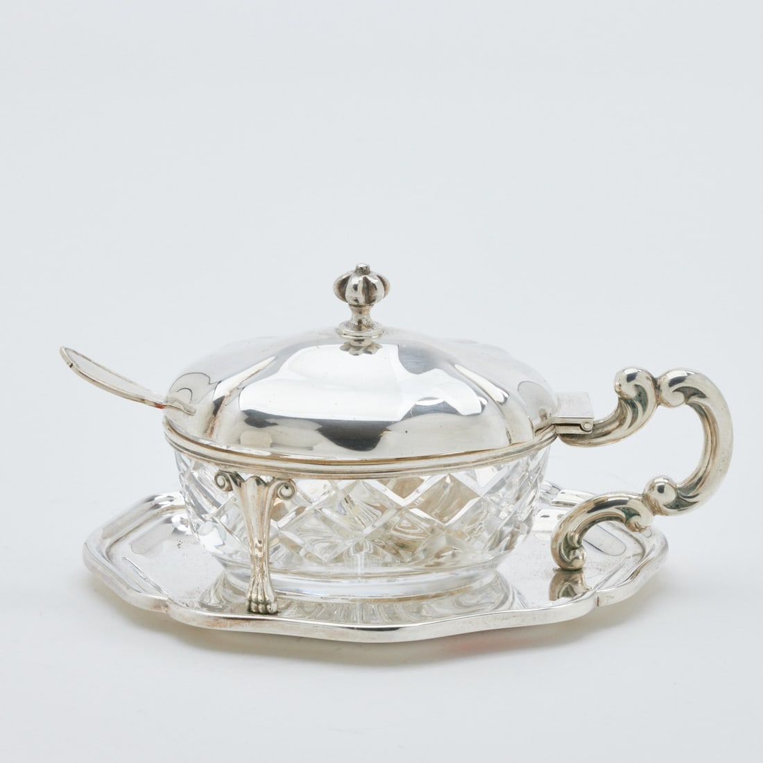 Marmalade pot in Baroque style: Marmalade pot in Baroque style 800 silver. Hallmarks: maker's mark, 800. 9 x 17 x 12.5 cm. Weight: 258 g (without glass). Damaged.