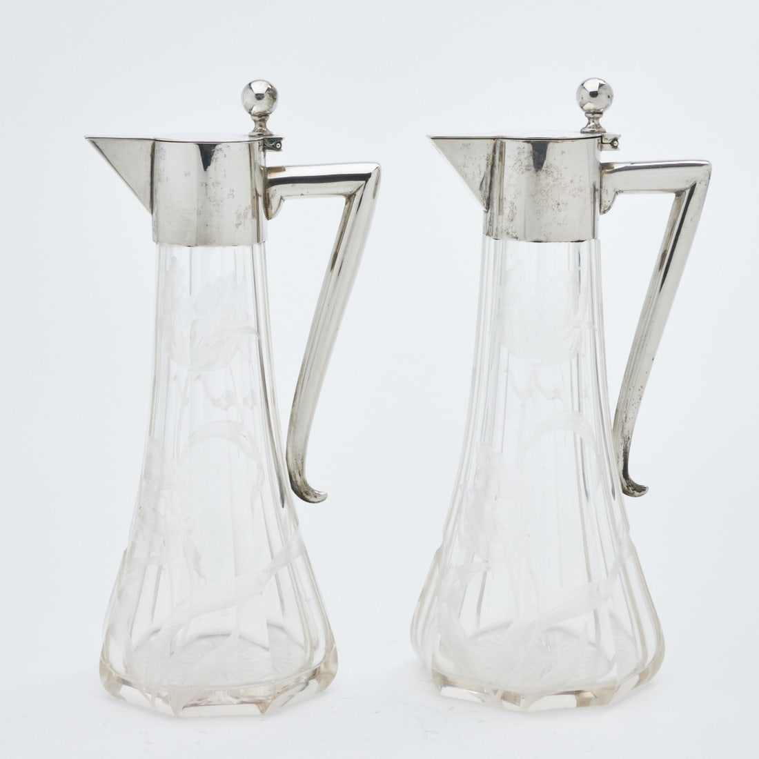 Pair of Art Nouveau carafes: Pair of Art Nouveau carafes 800 silver. Hallmarks: maker's mark, 800, crescent/crown. H. 30.5 cm. Weight: 2500 g (with glass).