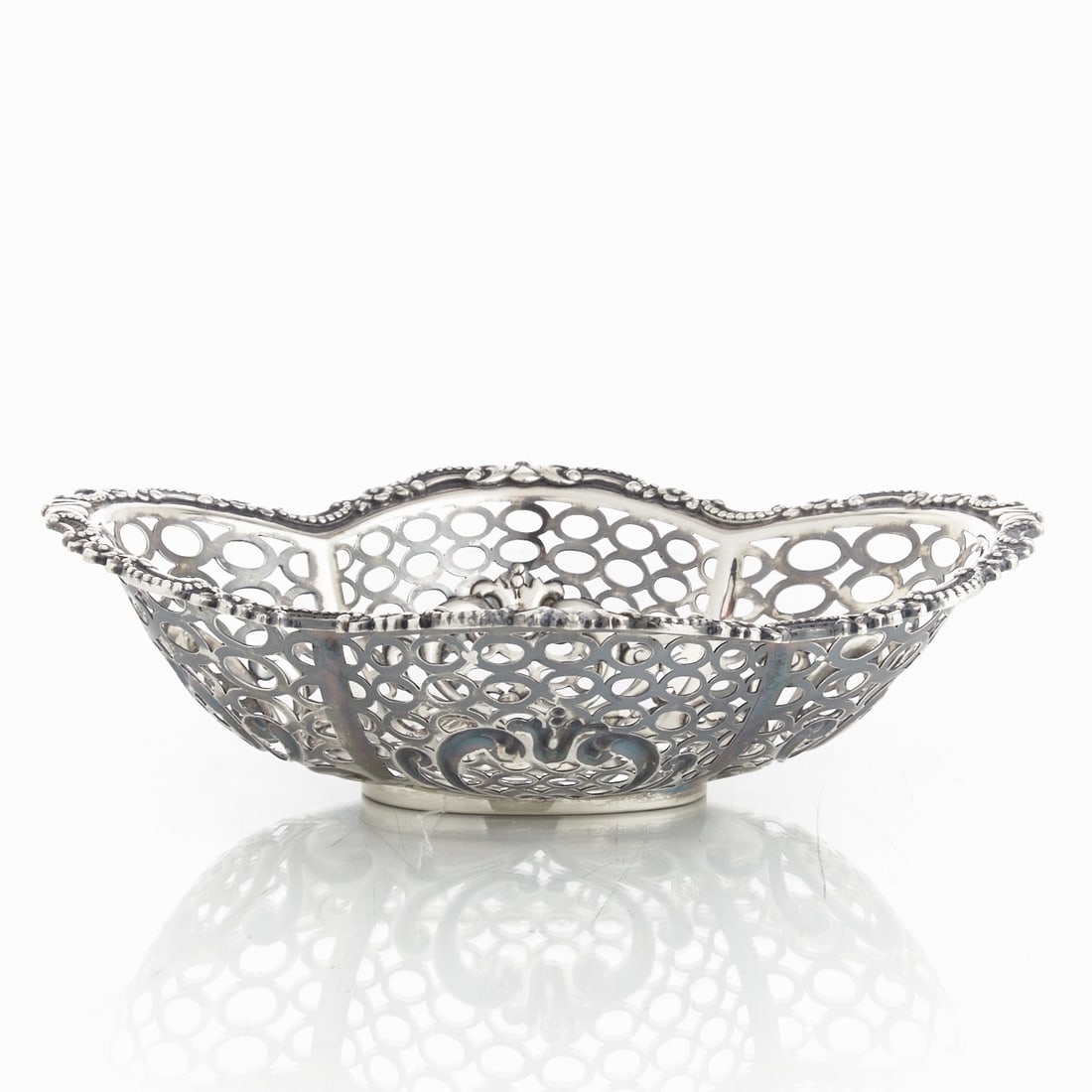 Fruit bowl in Baroque style: Fruit bowl in Baroque style 800 silver. Hallmarks: maker's mark, 800. 8 x 28 x 21 cm. Weight: 538 g.