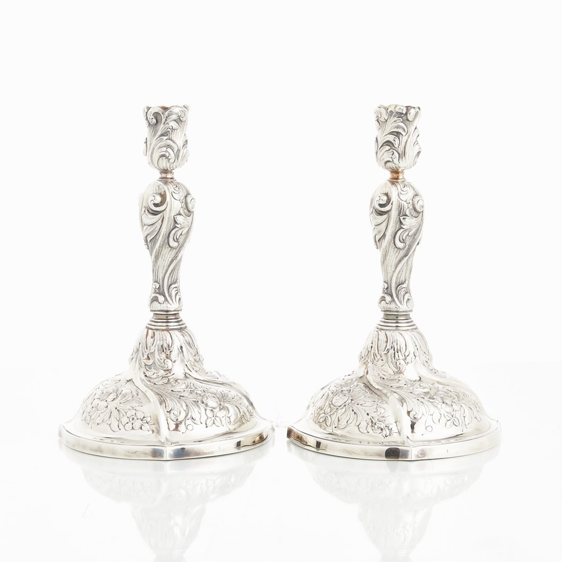 Pair of table candelabras in Baroque style: Pair of table candelabras in Baroque style 925 silver. Hallmarks: maker's mark, Sterling. H. 23.3 cm. Weight: 1295 g.