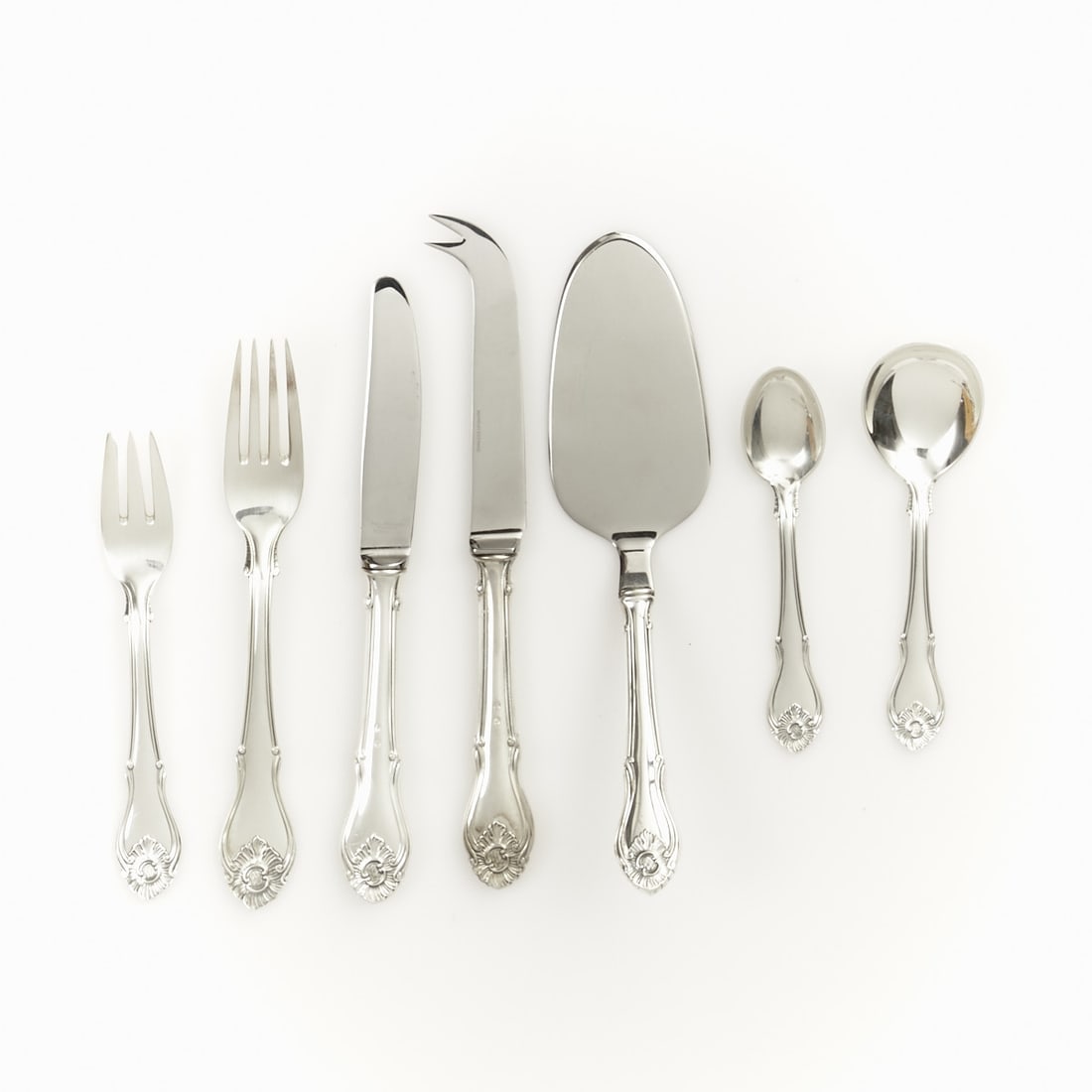29-piece cutlery set with rocaille decor: 29-piece cutlery set with rocaille decor W. & S. Sorensen/Horsens, circa 1950. 830 silver. Hallmarks: maker's mark, 830. Weight: 638 g (without knives). 6 dinner forks L. 17.5 cm. 6 dinner knives 