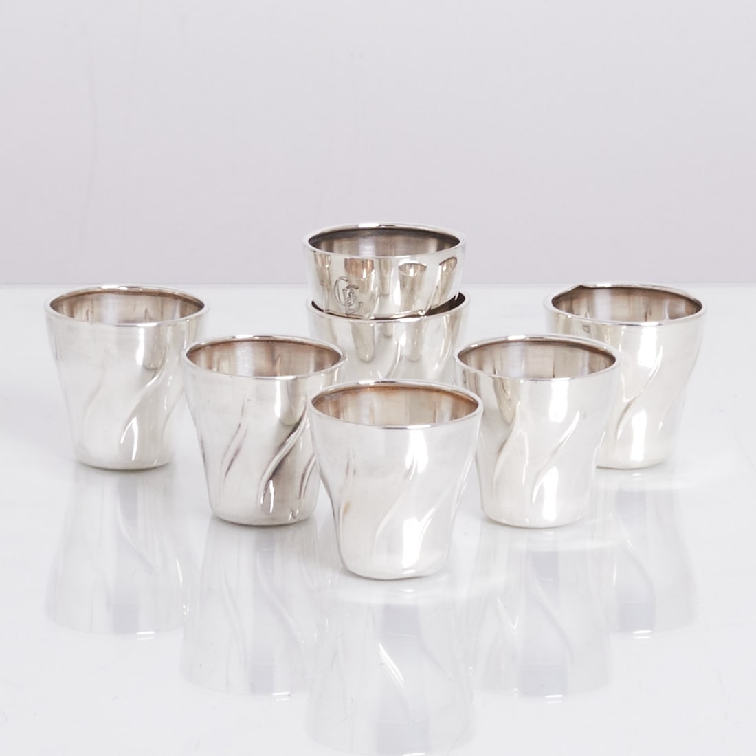 7 Goblets in Baroque Style: 7 goblets in Baroque style Gayer & Krauss/Schwäbisch Gmünd. 835 silver. Hallmarks: maker's mark, 835, crescent/crown. H. 4 cm. Weight: 108 g.