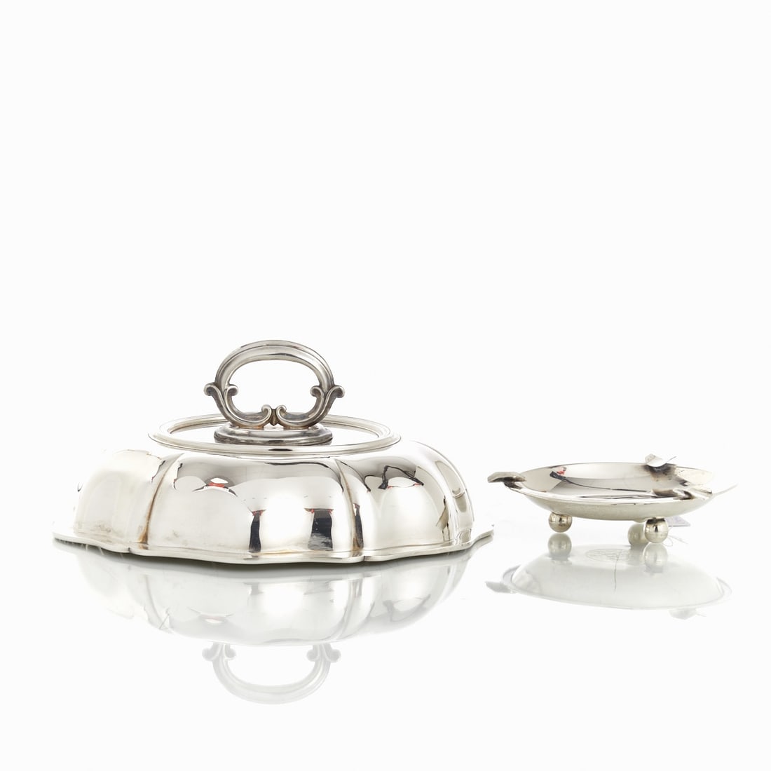Ashtray with coin: Ashtray with coin 925 silver. Hallmarks: maker's mark, 925. D. 13 cm. Weight: 98 g. Accompanied by 1 silver-plated lid.