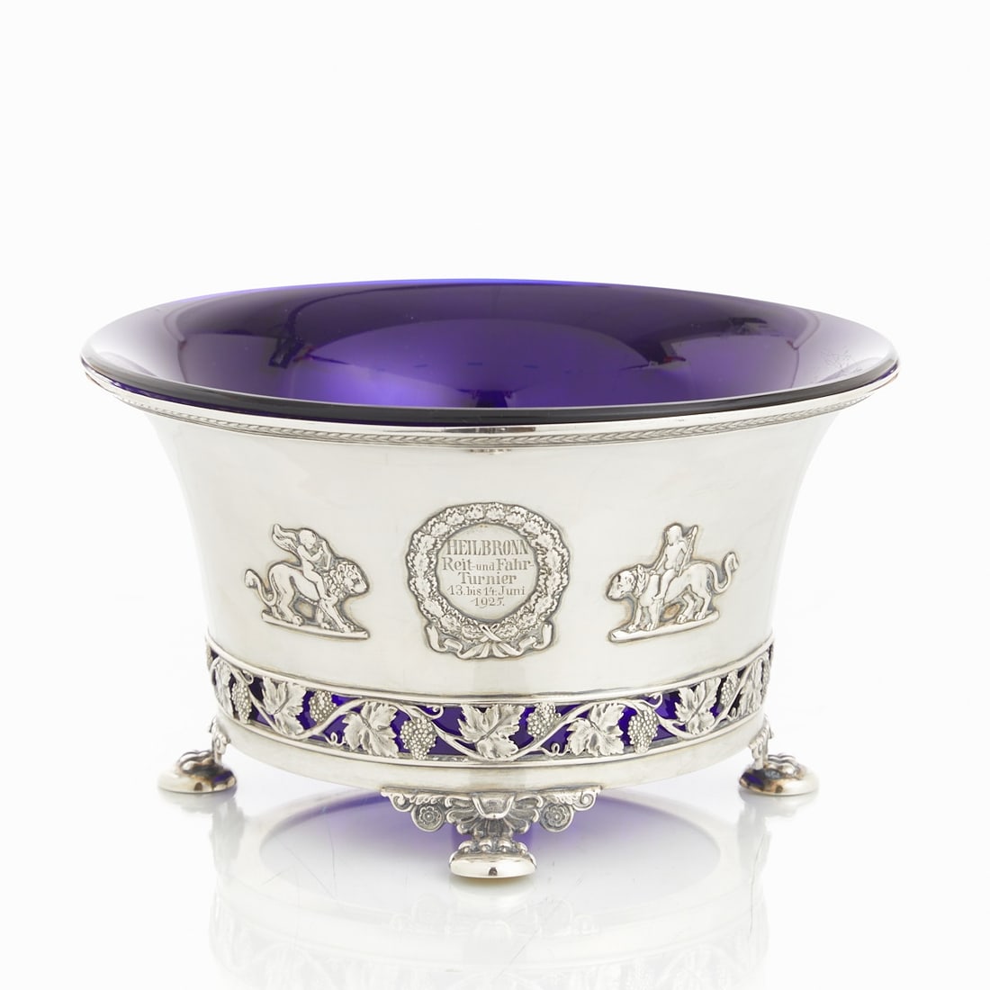 Fruit bowl in Empire style: Fruit bowl in Empire style Bruckmann & Söhne/Heilbronn, circa 1925. 800 silver. Hallmarks: maker's mark, 800, crescent/crown. H. 13 cm. D. 23.8 cm. Weight: 570 g (without glass). Dated and