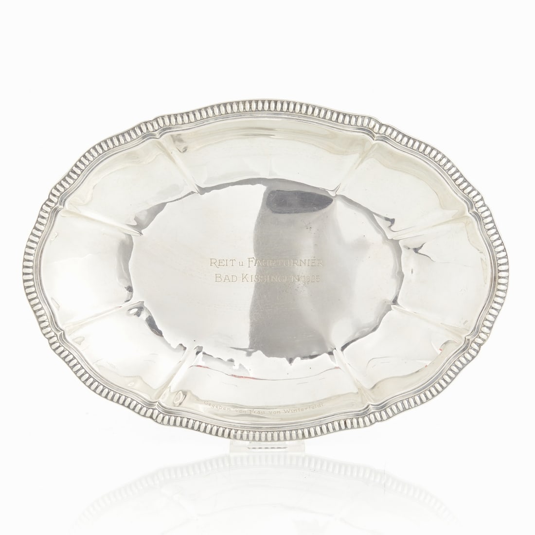 Oval fruit bowl: Oval fruit bowl Bruckmann & Söhne/Heilbronn, circa 1925. 800 silver. Hallmarks: maker's mark, 800, crescent/crown. 4 x 38.5 x 27 cm. Weight: 646 g. Inscription.