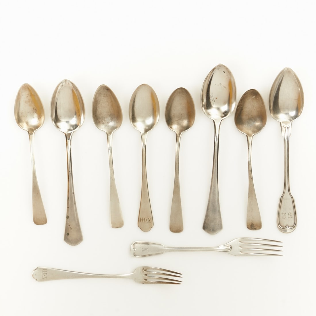 11-piece lot: 11-piece lot 750/800 silver/silver-plated. Hallmarks: maker's mark, 800, crescent/crown, city stamp. Weight: 374 g (without silver-plated parts). Monogrammed. 5 spoons L. 18.5 cm. 2 table spoons L.