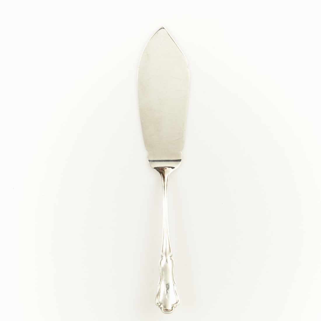1 server in Baroque style: 1 server in Baroque style Wilkens/Bremen. 800 silver. Hallmarks: maker's mark, 800. Crescent/crown. L. 29 cm. Weight: 136 g. Monogrammed.